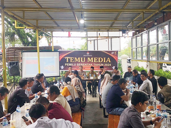 Gelar Temu Media, KPU Sumbar Paparkan Tahapan Pemilu 2024 1 TEMU MEDIA— Komisi Pemilihan Umum (KPU) Provinsi Sumatera Barat (Sumbar) gelar temu media di salah satu kafe di kawasan Gor H. Agus Salim, Kota Padang. Rabu (6/9).