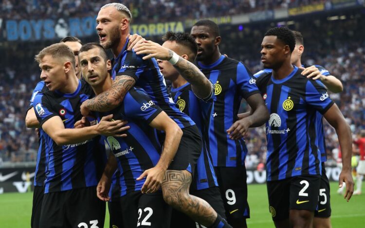 MILAN, ITALY - SEPTEMBER 16: Henrikh Mkhitaryan of FC Internazionale celebrates with his team-mates after scoring the opening goal during the Serie A TIM match between FC Internazionale and AC Milan at Stadio Giuseppe Meazza on September 16, 2023 in Milan, Italy. (Photo by Marco Luzzani/Getty Images)