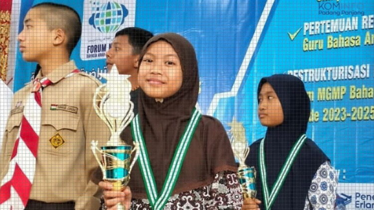 Santri MIUT Thawalib Juara Olimpiade Bahasa Arab 1 JUARA BAHASA ARAB— Santri MIUT Thawalib memegang piala setelah berhasil menjuarai Olimpiade Bahasa Arab.