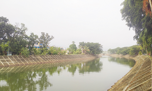 Kabut Asap Kembali Menebal Selimuti Langit Kota Padang, Mairizon: Proteksi Diri dengan Tetap Pakai Masker 1 KABUT ASAP KEMBALI MUNCUL—Sejak dua hari terakhir kabut asap cukup tebal kembali menyelimuti langit Kota Padang. Warga Kota Padang diimbau untuk tetap mengenakan masker ketika beraktivitas di luar ruangan.