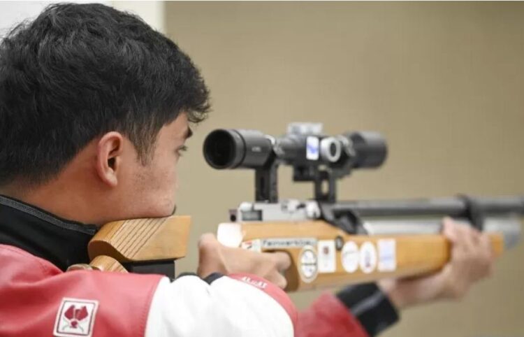 Kantongi 3 Emas, CdM: Pundi-pundi Medali Masih Bisa Bertambah 1 BIDIK SASARAN— Petembak Muhammad Sejahtera Dwi Putra (Tera) membidik sasaran pada final 10 meter running target mixed run Asian Games 2022 di Fuyang Yinhu Sports Centre, Hangzhou, Tiongkok.