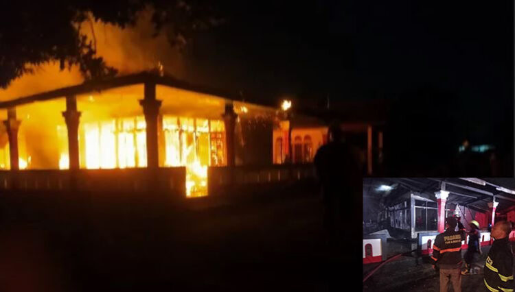 Rumah Tukang Perabot Habis Dilumat Api 1 PEMADAMAN API— Empat unit armada Damkar dan sekitar 40 personel diturunkan untuk memadamkan api di rumah milik Anwar Enek, seorang tukang perabot di jalan Linggar Baru Kapuak Kalumbuk, Perumahan Nuansa Elok, RT 004 RW 004, Kelurahan Kalumbuk, Kecamatan Kuranji, Jumat (1/9) dini hari WIB.