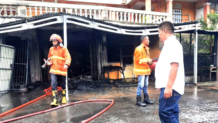 Sigulambai Hanguskan Rumah dan Kios, Pensiunan TNI Alami Luka Bakar 1 JINAKKAN API— Petugas Damkar berhasil menjinakkan api yang membakar rumah dan kios di Jorong Saruaso Barat, Simpang Perumahan KPN, Nagari Saruaso, Kecamatan Tanjung Emas, Tanah Datar, Rabu (20/9).