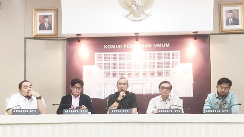 KPU Gelar Pemilu Lebih Awal di Luar Negeri 1 JUMPA PERS— Ketua KPU Hasyim Asy’ari dan jajarannya saat jumpa pers di kantor KPU, Menteng, Jakarta Pusat, Rabu (20/9).