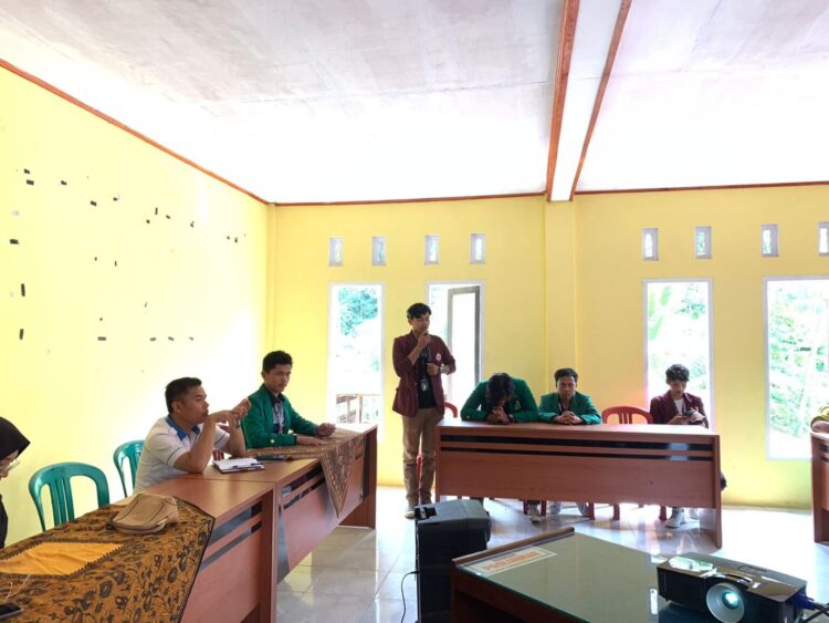 Upaya Bersama KKN UNAND dan KKN UIN Imam Bonjol, Sosialisasi Pencegahan Stunting di Nagari Sibakur 1 SAMBUTAN—Ketua pelaksana sosialisasi stunting Mardian berikan kata sambutan saat pembukaan