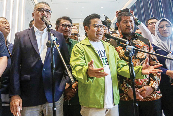 KONFERENSI PERS— Ketua Umum PKB yang juga bakal calon wakil presiden Muhaimin Iskandar (ketiga kanan) didampingi Wakil Ketua Umum NasDem Ahmad Ali (kedua kiri) saat tiba di NasDem Tower, Jakarta, Rabu (6/9).