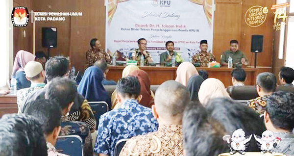 BERI MOTIVASI— Komisioner KPU RI Idham Holik motivasi PPK Padang, Minggu (10/9).