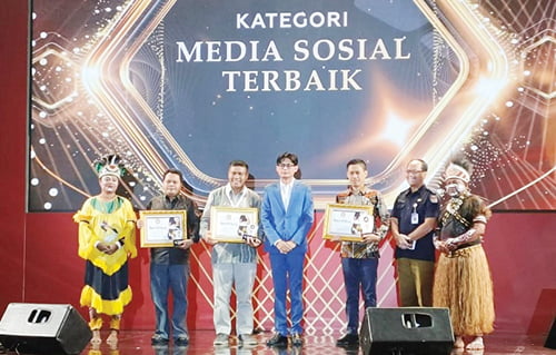 KPU Sumbar Raih Penghargaan Terbaik II Kategori Media Sosial 1 PENGHARGAAN— KPU Sumbar meraih penghargaan terbaik II dalam kategori pengelolaan media sosial terbaik di tingkat KPU Provinsi se-Indonesia. Penghargaan ini diberikan dalam rapat koordinasi nasional kehumasan dan PPID KPU, di Tanggerang 25 - 27 September 2023.