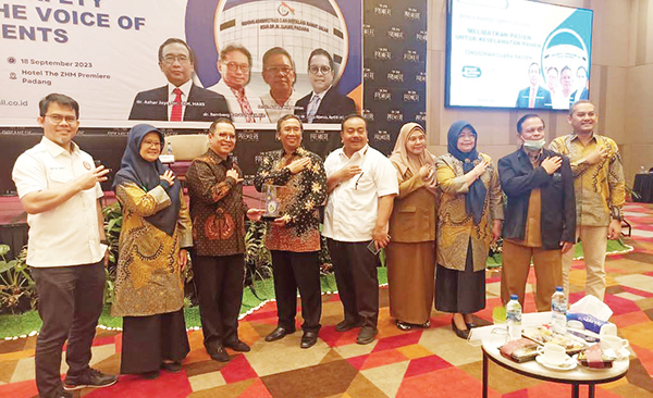 RSUP M Djamil Gelar Seminar Hari Keselamatan Pasien se-Dunia, Peran Penting Pasien, Keluarga dan Perawat dalam Keselamatan Yankes 1 CENDERA MATA— Direktur Utama RSUP Dr. M Djamil Padang Dr. dr. Dovy Djanas, Sp.OG(K) MARS memberikan cendera mata kepada Direktur Jenderal Pelayanan Kesehatan RI dr. Azhar Jaya, S.H., SKM MARS, Senin (18/9).