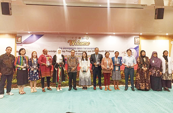 FOTO BERSAMA— Dirut RSUP M. Djamil Padang Dr. Dovy Djanas foto bersama dengan sembilan delegasi negara peserta Knowledge Sharing Program On Maternal And Child Health Handbook yang melakukan kunjungan ke RSUP M. Djamil, Senin (11/9).