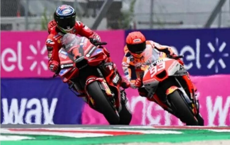 ADU CEPAT— Marc Marquez (kanan) beradu cepat dengan pembalap Ducati Francesco Bagnaia.