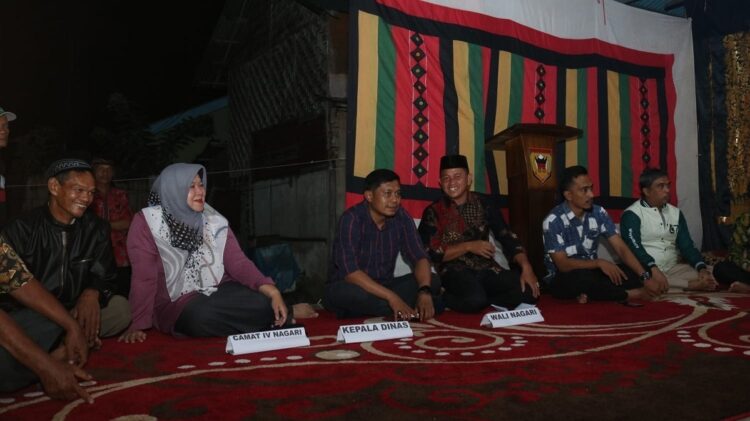 DIHADIRI— Camat IV Nagari Ayu Boni Dwifa Fitha Unsur Forkopimcam Kecamatan IV Nagari, Wali Nagari Setempat, Ninik Mamak Alim Ulama, Tokoh Masyarakat menghadiri kegiatan diseminasi informasi publik.