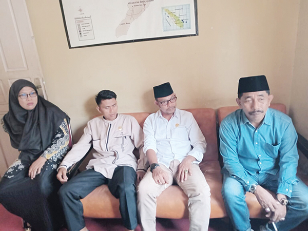 MONITORING— Ketua KPU Provinsi Sumatera Barat Surya Efitrimen, lakukan monitoring masukan dan tanggapan Daftar Calon Sementara (DCS) di KPU Kabupaten Dharmasraya, Jumat (1/9).