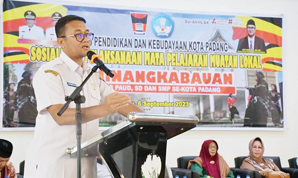 Mapel Minangkabau bakal Muncul lagi di Sekolah 1 SOSIALISASI MUATAN LOKAL— Kepala Dinas Pendidikan dan Kebudayaan Kota Padang Yopi Krislova, memberikan sambutan saat kegiatan sosialisasi pelaksanaan muatan lokal Minangkabau untuk guru tingkat SD dan SMP di Kota Padang.