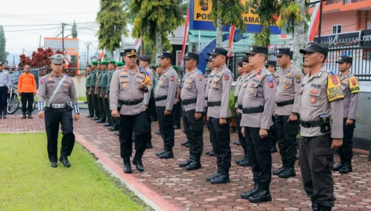 Operasi Zebra Singgalang di Pasaman 2023, AKBP Yudho: Tekan Angka Laka, Budayakan Tertib Lalin 1 CEK KESIAPAN PASUKAN— Kapolres Pasaman AKBP Yudho Huntoro, SIK., MIK saat pimpin apel gelar pasukan Operasi Zebra Singgalang 2023.