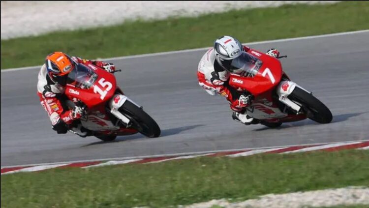 3 Pembalap AHM Siap Beraksi dalam Ajang ATC di Sirkuit Motegi 1 BALAPAN— Dua pebalap binaan PT Astra Honda Motor, Reykat Fadillah (kiri) dan Veda Ega Pratama saat mengikuti Asia Talent Cup.