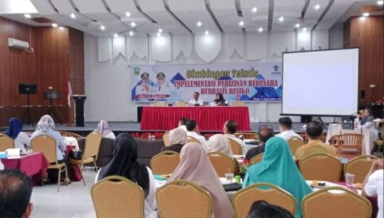 Berusaha Cari Penyebab Stunting, Wabup Buka Kegiatan Diseminasi Audit Kasus Stunting Tahun 2023 1 BIMBINGAN TEKNIS—Terlihat suasana pelaku UMKM di Kabupaten Pasaman, Sumatera Barat dibekali bimbingan teknis implementasi perizinan berusaha berbasis resiko di hotel Emir Lubuk Sikaping.