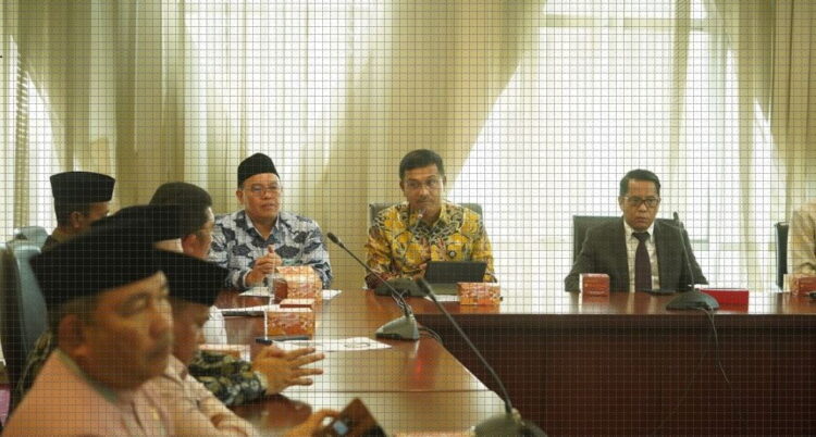 Solsel Siap Gelar MTQ ke-XL Sumbar, Bupati Temui Menteri Agama 1 PERSIAPAN MTQ— Bupati Solok Selatan Khairunas saat pertemuan di Kantor Kementerian Agama perwakilan Pemerintah Provinsi, dan diterima oleh Dirjen Bimbingan Masyarakat Islam Prof. Dr. Phil. H. Kamaruddin Amin, M.A.