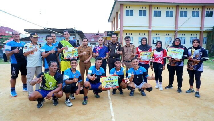 Wabup Tutup Fun Match PUPR Volly Ball Old Star 1 PENUTUPAN FUN MATCH— Wakil Bupati Sijunjung, H. Iraddatillah, S.Pt bersama pemenang Fun Match Volly Ball Old Star.