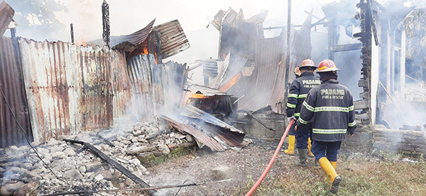 WASPADA KEBAKARAN— Petugas Pemadam Kebakaran (Damkar) Kota Padang berusaha memadamkan api dan melakukan pendinginan di salah satu rumah warga yang terbakar, di Alai Parak Kopi, Senin (4/9) siang. Saat cuaca panas terik saat ini, warga diminta lebih hati-hati dan diimbau tak membakar sampah sembarangan karena dapat memicu kebakaran.