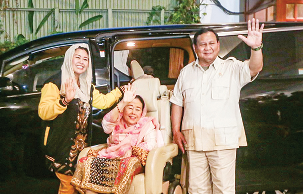 Istri Mendiang Gus Dur Restui dan Doakan Prabowo Subianto sebagai Bacapres 2024 1 BERTEMU— Ketum Gerindra Prabowo Subianto Yenny Wahid dan Sinta Nuriyah di kediaman Prabowo, Kertanegara IV, Jakarta, Rabu, (6/9).