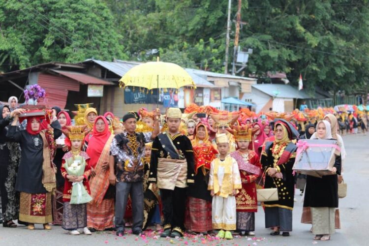 ARAK-ARAKAN—Ribuan warga Sijunjung tumpah ruah memadati jalan protokol M.Yamin, Muaro Sijunjung menyaksikan arak-arakan 
Hasheem Alfarabi Abeia dan  Fateeh Alkarim Abeia