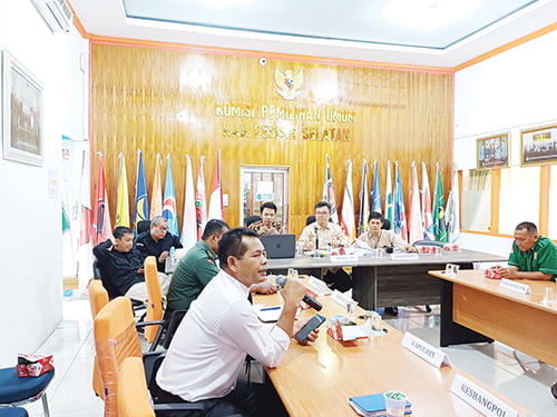 Koordinasi Kebijakan Dana Kampanye, KPU Pessel Gelar Rakor Bersama Parpol Peserta Pemilu 1 RAPAT KOORDINASI— KPU Pessel menggelar rapat koordinasi bersama unsur Forkopimda dan perwakilan Parpol terkait RKDK, Rabu (20/9).