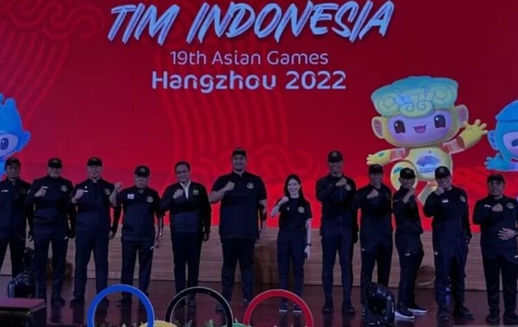 Kontingen Indonesia Resmi Dikukuhkan, Tergetkan 12 Besar Asian Games Hangzhou 1 RESMIKAN— Menpora Dito Ariotedjo (tengah) saat meresmikan Kontingen Indonesia mengikuti Asian Games 2022 di Hangzhou, Selasa (19/9).