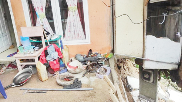 Hujan Lebat, Rumah Warga di Lumin Terancam Ambruk, Al Banna: Fondasi Rumah Rusak Akibat Longsor 1 FONDASI RUMAH RUSAK— Kondisi fondasi rumah milik Dedi Satria di Perumahan Novel Indah 3, Kelurahan Lubuk Minturun, Kecamatan Koto Tangah, rusak dan terancam ambruk karena terkena longsor dari aliran air di sebelah rumah korban, Rabu (6/9).