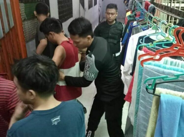 Razia Blok Hunian Rutan Padang, Petugas Temukan Cermin dan Kabel 1 RAZIA RUTIN— Petugas Rutan Padang melakukan razia rutin dengan memeriksa setiap blok kamar hunian warga binaan, Kamis (14/9) malam.