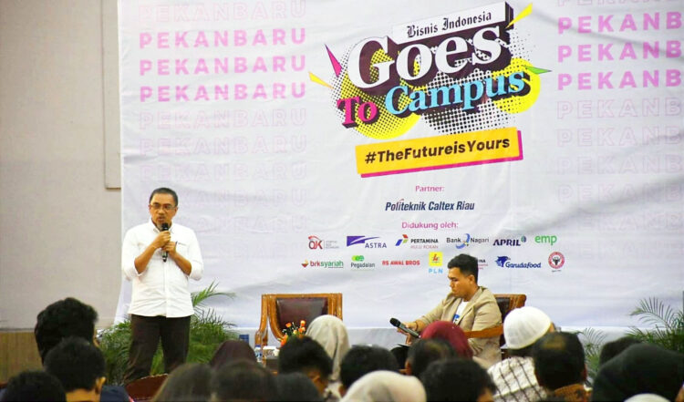 Semen Padang Kampanyekan Green Energy di Politeknik Caltex Riau 1 KAMPANYE HIJAU— Kepala Departemen Perencanaan dan Pengendalian Produksi PT Semen Padang Juke Ismara (kiri) saat menyampaikan materi pada sesi kelas Green Energy: Menciptakan Pembangunan Berkelanjutan di kegiatan Bisnis Indonesia Goes to Campus di Politeknik Caltex Riau, Kamis (14/9) lalu.