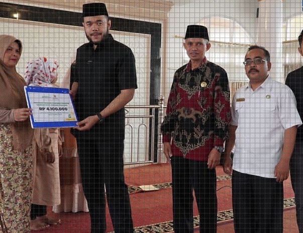 BAGIKAN ZAKAT—Wali Kota, H. Fadly Amran, BBA Datuak Paduko Malano membagikan zakat Rp288 juta dari Baznas Kota Padang Panjang kepada 143 mustahik, Selasa (19/9) di Masjid Tauhid, Kelurahan Pasar Baru, Kecamatan Padang Panjang Barat.