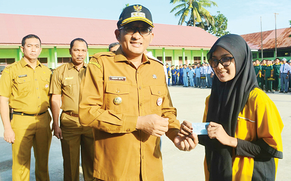 Generasi Muda Diminta Jauhi Tawuran, Ukir Prestasi 1 SERAHKAN E-KTP— Wali Kota Padang Hendri Septa menyerahkan e-KTP untuk siswa dan siswa SMK 1 Padang yang sudah berusia 17 tahun, usai menjadi pembina upacara, Senin (11/9).