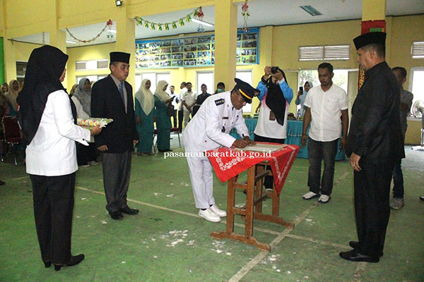 Sekda Pasbar Lantik Perdinan Ujang jadi Camat 1 SERTIJAB—Sekda Pasbar Hendra Putra melakukan sertijab Camat Gunung Tuleh dari Muhammad Ghor kepada Perdinan Ujang, pada Rabu (13/9) yang digelar di Aula Kantor Camat Gunung Tuleh.