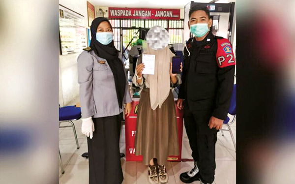 Selundupkan HP di Bra, malah Ketahuan Petugas Rutan Kelas IIB Padang 1 SIMPAN HP DALAM BRA— Petugas Rutan Kelas IIB Padang berhasil menggagalkan aksi perempuan berinisial EY, yang menyimpan HP dalam branya untuk diberikan kepada sang suami, JD yang sedang ditahan karena terjerat kasus pelanggaran Undang-undang (UU) Hak Cipta.