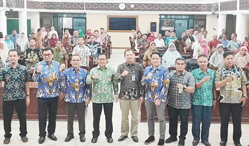 Diikuti 1455 ASN Pemprov Sumbar, Bank Nagari Sosialisasi Produk Pembiayaan Syariah 1 FOTO BERSAMA— Kepala Divisi UUS Bank Nagari, Hendra Faizal, Plt Asisten II Yozarwardi berfoto bersama dengan ASN Pemprov Sumbar usai sosialisasi produk pembiayaan syariah, Kamis (21/9).