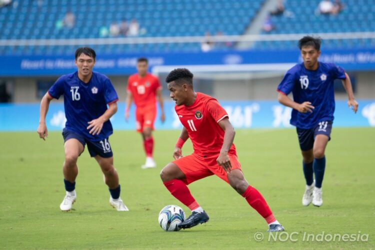 Dikejutkan Chinese Taipei, Indonesia Takluk 0-1 1 MENGHINDAR— Pemain timnas Indonesia Ramai Rumakiek berusaha menghindar dari kejaran pemain China Taipei saat bentrok dalam lanjutan laga Grup F Asian Games 2023 yang ditutup dengan skor akhir 0-1 untuk kemenangan China Taipei, Jumat (21/9).