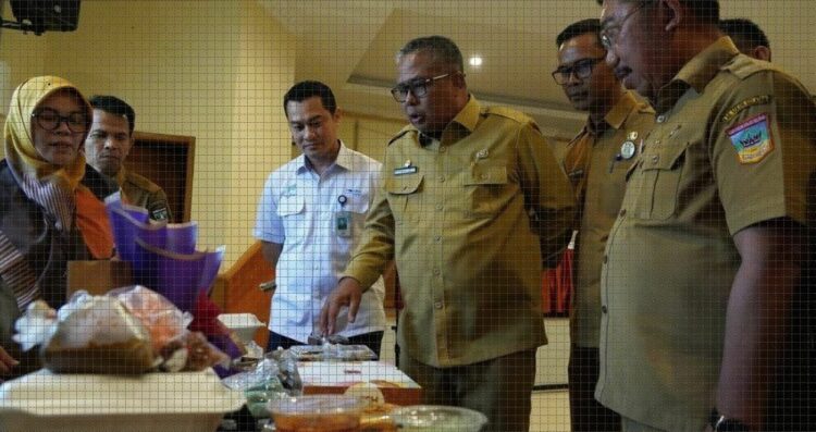 Harapan Pemkab Solsel, Koperasi bisa Menjadi Rumah UMKM 1 PRODUK UMKM— Sekretaris Daerah H. Syamsurizaldi saksikan hasil dari produksi pelaku UMKM di Solok Selatan.