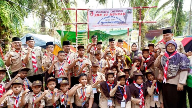 Ditandai Pengalungan Tanda Peserta, Wabup Buka Giat Prestasi Penggalang Sejati II 1 FOTO BERSAMA— Wabup Iraddatillah usai pembukaan didampingi Asisten II, Mukhadiris, Kepala Bapppeda, Yuni Elviza, Kadis Pendidikan, Puji Basuki, Kadis PMN, Joni Antonius, Kabid Dinas Pertanian, Safriwan, dan Camat Kamang Baru dan peserta foto bersama.