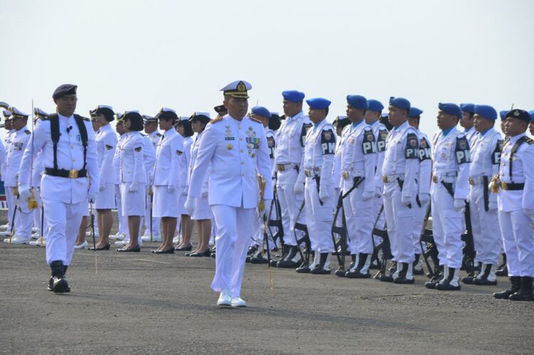 Demi Keselamatan Bangsa, Berbagai Spektrum Ancaman TNI AL jadi Garda Terdepan 1 APEL PASUKAN— Wakil Komandan Pangkalan Utama TNI AL Wadanlantamal II Kolonel Marinir Arinto Beny Sarana.S.E.,M.M melakukan pemeriksaan pasukan, Senin (11/9).
