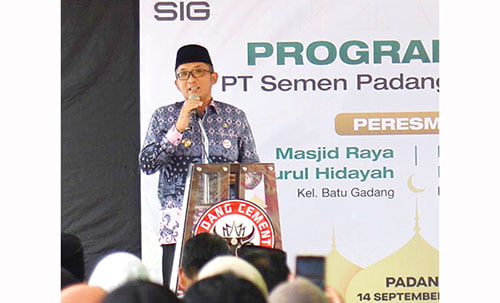 Dapat Bantuan Peralatan RDF dari KLHK, Wako Ucapkan Terima Kasih pada PT Semen Padang 1 APRESIASI SEMEN PADANG— Wali Kota Padang Hendri Septa saat meresmikan dua masjid di Lubuk Kilangan yang dibangun PT Semen Padang, memberikan apresiasi atas bantuan teknologi Refuse Derived Fuel (RDF) yang diterima Pemko Padang dari Kementerian Lingkungan Hidup dan Kehutanan (KLHK).