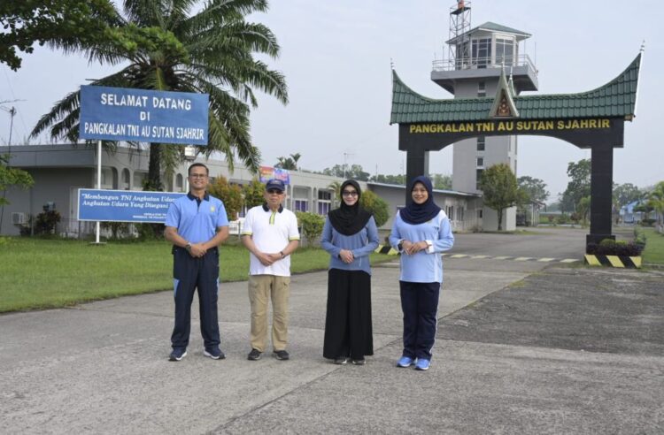 Wapres Olahraga Bersama di Lanud Sutan Sjahrir Padang, Danlanud Ucapkan Terimakasih Setinggi-Tingginya 1 OLAHRAGA BERSAMA— Wakil Presiden RI Prof. Dr. K.H. Ma’ruf Amin olahraga bersama Danlanud Komandan Kolonel Nav Saeful Rakhmat di Lanud Sutan Sjahrir Padang Jum’at, (8/9).