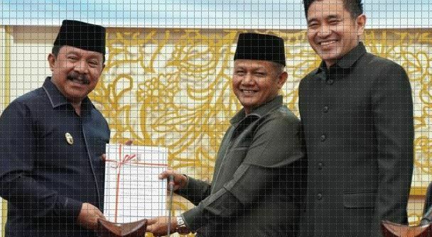 SERAHKAN—Wakil Wali Kota, Drs. Asrul serahkan Nota Pengantar Wali Kota terhadap Rancangan Perubahan Kebijakan Umum APBD (KUA) serta Perubahan Prioritas dan Plafon Anggaran Sementara (PPAS) Kota Padang Panjang Tahun Anggaran 2023 di Ruang Sidang DPRD, Senin (11/9).