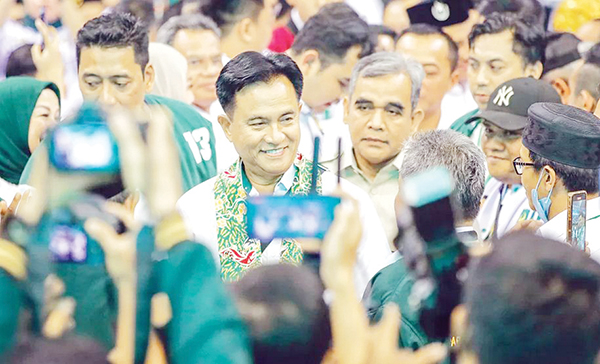 KONSOLIDASI KADER— Yusril Ihza Mahendra (tiga dari kiri) dan Sekjen Partai Gerindra Ahmad Muzani menghadiri acara konsolidasi kader PBB dan deklarasi dukungan untuk bacapres Prabowo Subianto di DBL Arena, Minggu (3/9).