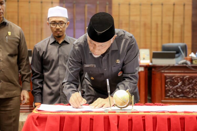 Perubahan KUA-PPAS Tahun 2023 Disepakati 1 MENANDATANGANI— Gubernur Sumbar Mahyeldi menadatangani Nota kesepakatan Bersama.