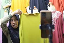 PEDAGANG MENGELUH— Pedagang menawarkan produk daganganya secara daring melalui siaran langsung di Pasar Tanah Abang, Blok B, Jakarta Selasa (12/9). Pedagang mengeluhkan sepinya pengunjung.