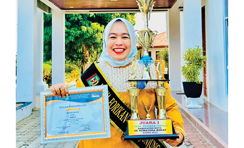 Ukir Prestasi, Forikan dan Kader Posyandu Sijunjung Terbaik di Sumbar 1 JUARA 1— Ketua TP PKK sekaligus Ketua Forikan Kabupaten Sijunjung, Ny Riri Benny Dwifa memegang trofi dan penghargaan juara 1 Lomba Forikan Tingkat Provinsi.