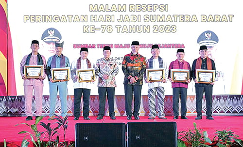 Berperan Strategis dalam Tataran Pemerintahan, Gubernur Sumbar Beri Penghargaan kepada Camat Terbaik 2023 1 SERAHKAN PENGHARGAAN—Gubernur Sumbar, Mahyeldi Ansharullah bersama Camat Terbaik 2023 se-Sumbar, usai penyerahan penghargaan pada Malam Resepsi Hari Jadi ke-78 Provinsi Sumbar, Minggu malam (1/10).