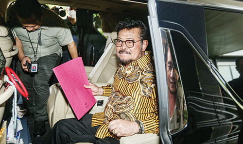 Eks Mentan Syahrul Yasin Limpo Resmi Ditetapkan jadi Tersangka, KPK: Diduga Nikmati Aliran Uang Rp 13,9 Miliar Hasil Setoran Pegawai 1 Mantan Menteri Pertanian Syahrul Yasin Limpo berada dalam mobilnya.
