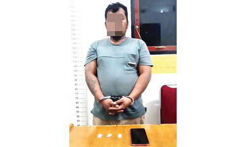 Pengedar Dicokok di Pondok Kayu, 3 Paket Sabu Disita Polisi 1 PENGEDAR SABU— Pelaku SA (39) ditangkap jajaran Satresnarkoba Polres Padangpariaman di pondok kayu, Nagari Sikabu, Kecamatan Lubuk Alung, dengan barang bukti tiga paket sabu.